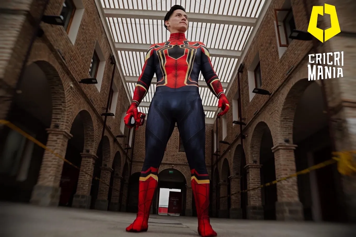 Cristian animando un evento vestido de Spiderman.
